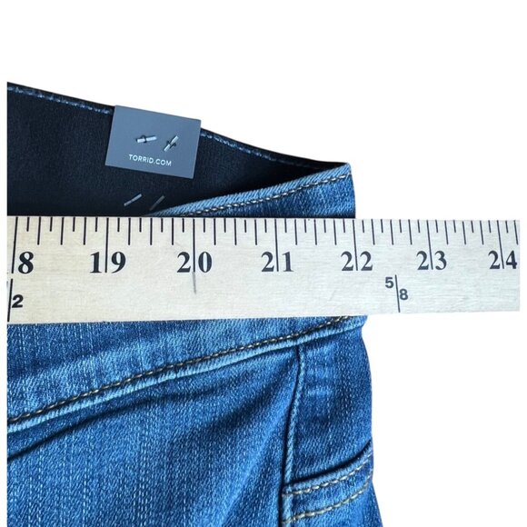 Torrid Bombshell Skinny Premium Stretch Jeans 26R Medium Wash 5-Pocket Style - Picture 6 of 16